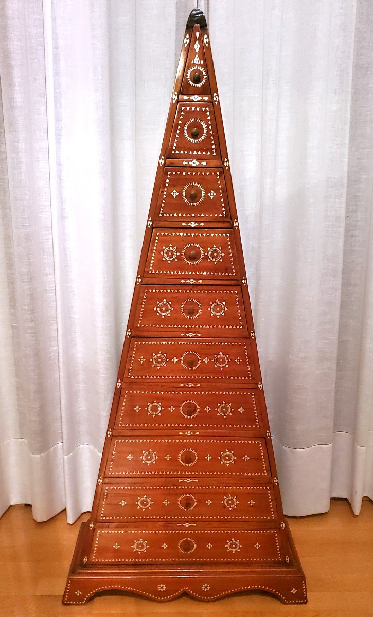 Particolare mobile orientale a 10 cassetti intarsiato in madreperla 