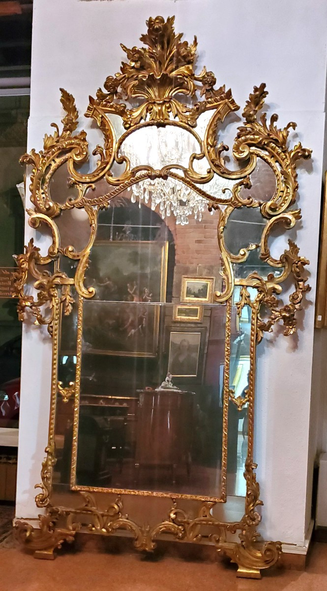  Grande Specchiera Luigi xv ,in legno scolpito e dorata in oro zecchino 18 kt . 