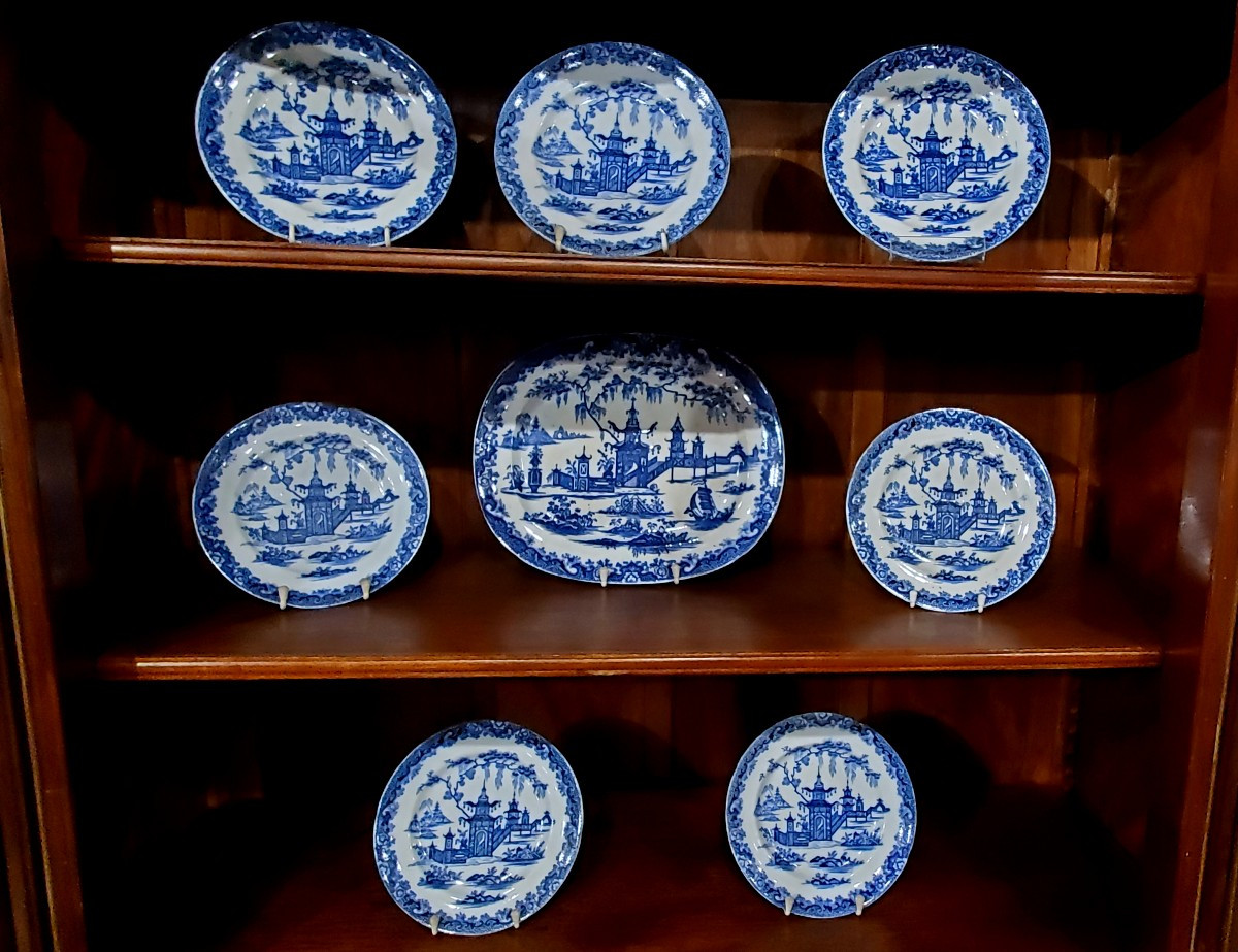 Sette antichi piatti + centrotavola   in porcellana inglese,  recanti il ​​marchio Wampoa 