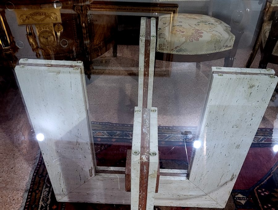 Tavolo design in Travertino e marmo ,piano in cristallo 140x140cm-photo-1