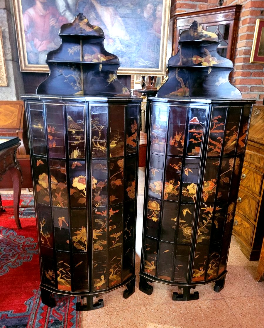Coppia di angoliere francesi Napoleone III con alzate, decorate a chinoiserie