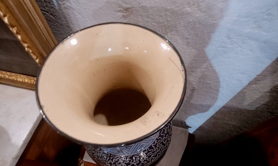 Vaso in ceramica decorata con drago, fondo blu cobalto-photo-1