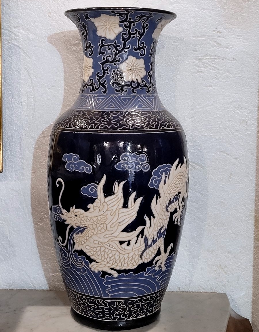 Vaso in ceramica decorata con drago, fondo blu cobalto