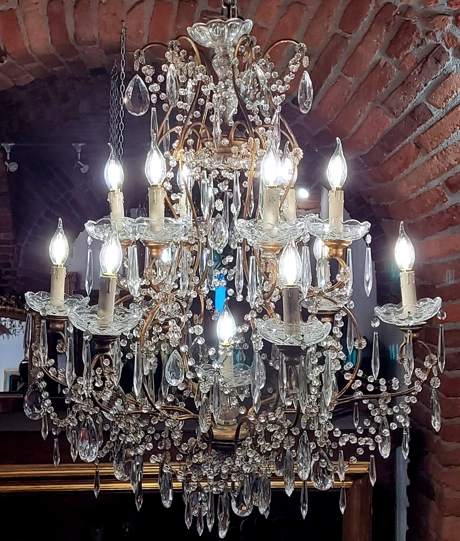 Coppia di grandi lampadari in ferro dorato con ricchissima decorazione in cristallo-photo-2