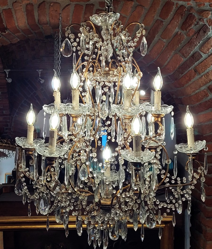 Coppia di grandi lampadari in ferro dorato con ricchissima decorazione in cristallo-photo-3