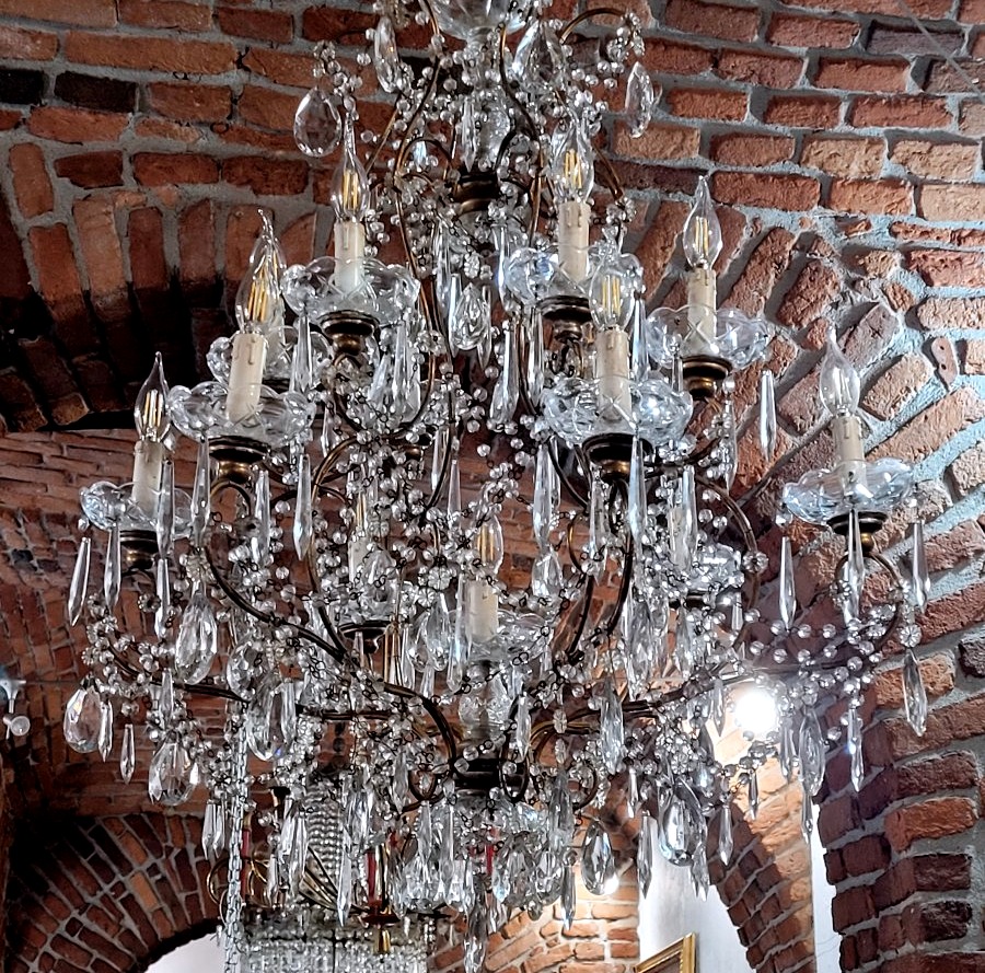 Coppia di grandi lampadari in ferro dorato con ricchissima decorazione in cristallo-photo-4