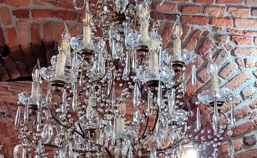 Coppia di grandi lampadari in ferro dorato con ricchissima decorazione in cristallo-photo-1