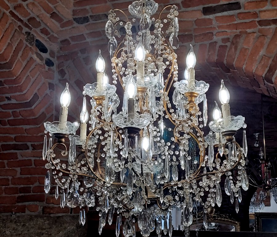 Coppia di grandi lampadari in ferro dorato con ricchissima decorazione in cristallo-photo-2