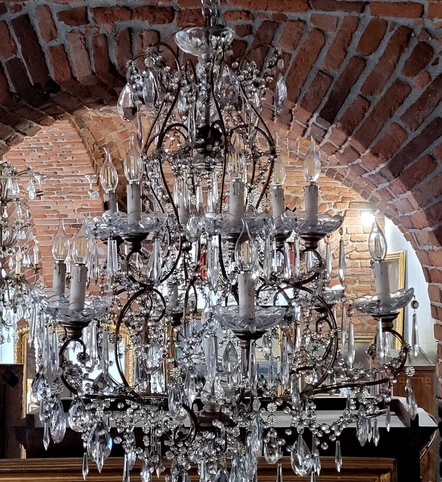 Coppia di grandi lampadari in ferro dorato con ricchissima decorazione in cristallo-photo-3