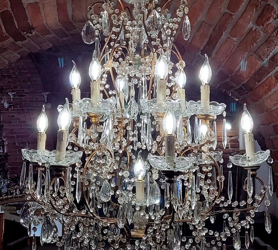 Coppia di grandi lampadari in ferro dorato con ricchissima decorazione in cristallo-photo-4