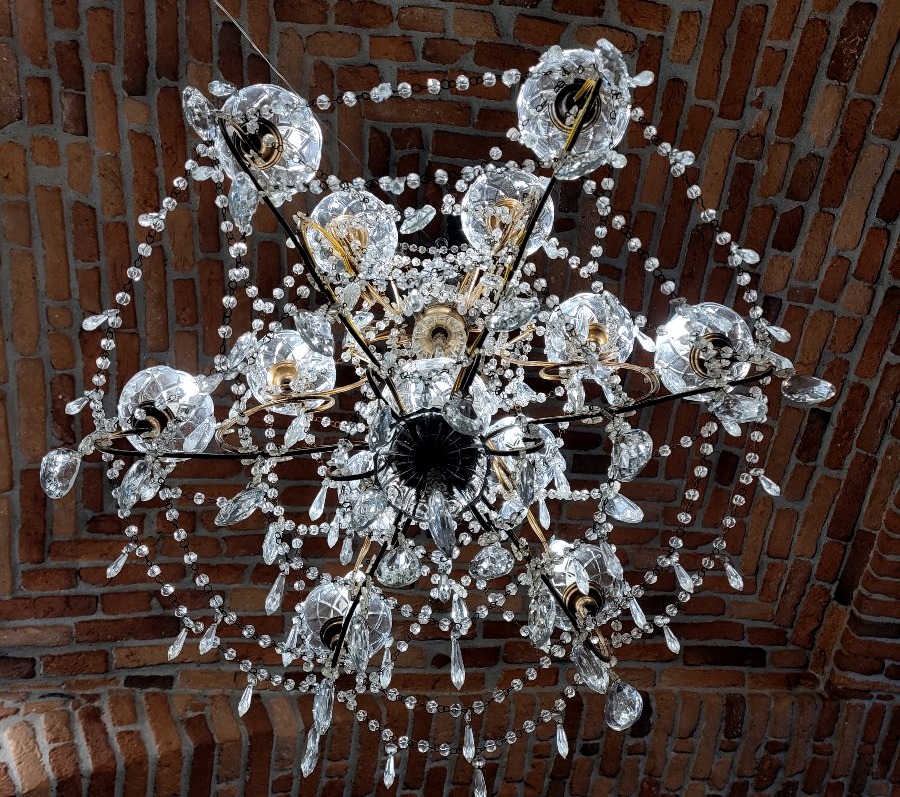 Coppia di grandi lampadari in ferro dorato con ricchissima decorazione in cristallo-photo-5