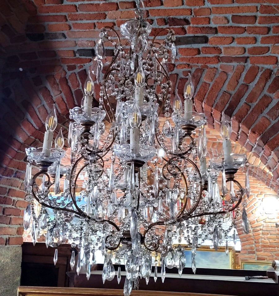 Coppia di grandi lampadari in ferro dorato con ricchissima decorazione in cristallo-photo-6