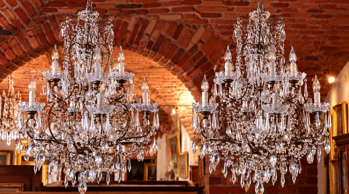Coppia di grandi lampadari in ferro dorato con ricchissima decorazione in cristallo-photo-7