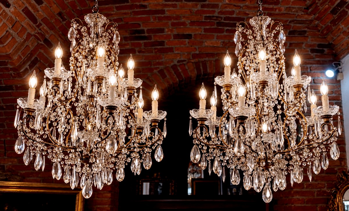 Coppia di grandi lampadari in ferro dorato con ricchissima decorazione in cristallo