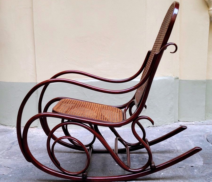 Antica poltrona a dondolo Thonet n. 825 – Vienna, fine XIX secolo