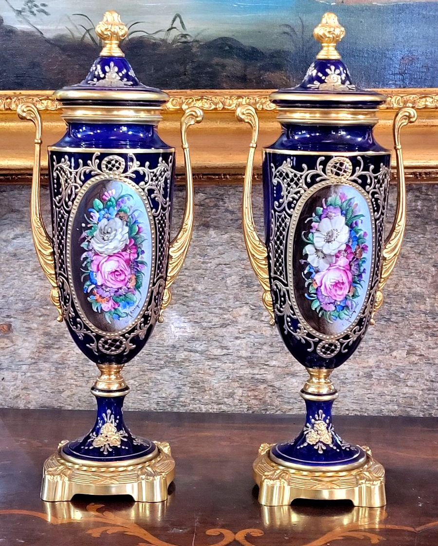 Coppia di vasi in porcellana blu cobalto con decorazioni dorate in rilievo e miniature floreali-photo-4