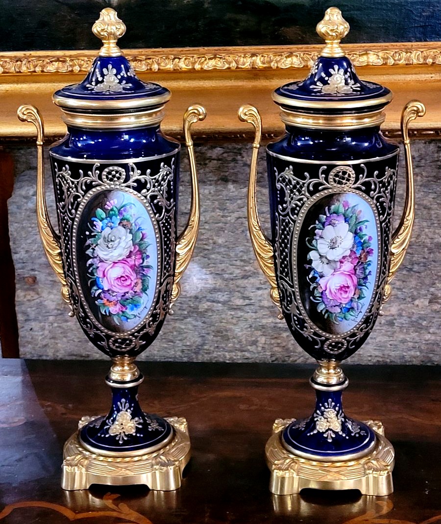 Coppia di vasi in porcellana blu cobalto con decorazioni dorate in rilievo e miniature floreali-photo-5