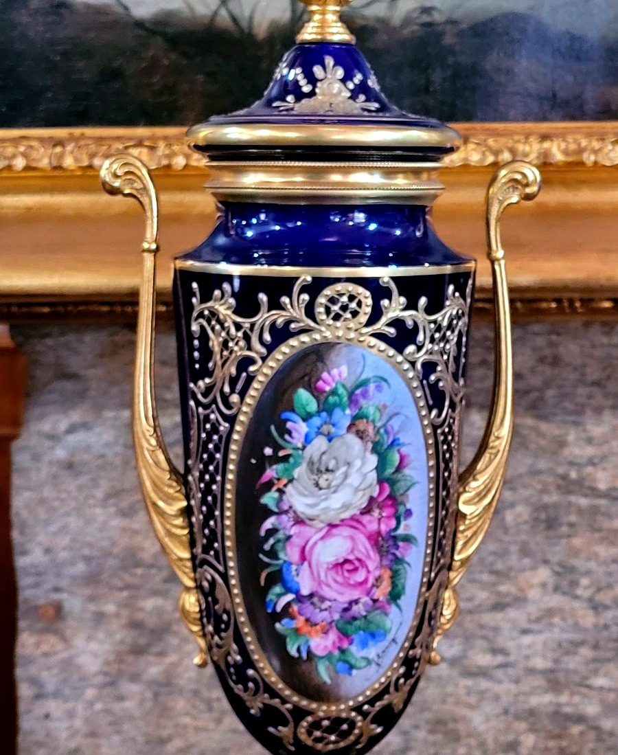 Coppia di vasi in porcellana blu cobalto con decorazioni dorate in rilievo e miniature floreali-photo-6