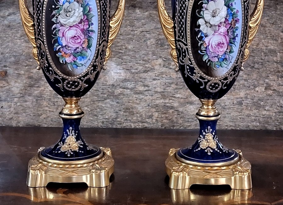 Coppia di vasi in porcellana blu cobalto con decorazioni dorate in rilievo e miniature floreali-photo-7