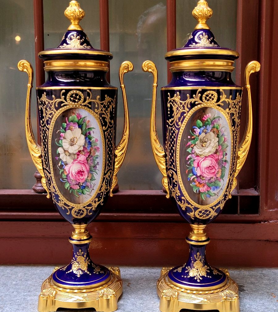 Coppia di vasi in porcellana blu cobalto con decorazioni dorate in rilievo e miniature floreali