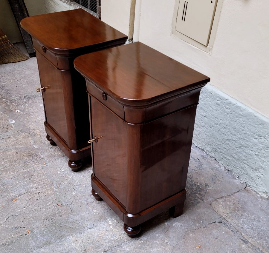 Due  mobiletti antichi in noce – Luigi Filippo, Piemonte, 1830-1850-photo-1