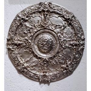 Piatto di decorazione in bronzo argentato