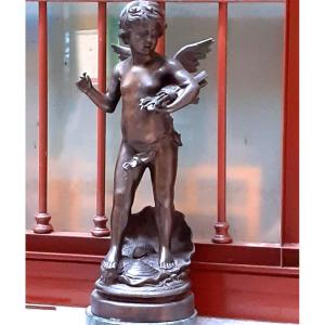 Scultura in bronzoraffigurante Cupido con arco e frecce . 