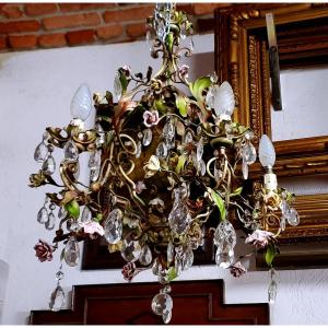 Lampadario in ferro battuto e decorazioni di foglie in lamierino e fiori in porcellana