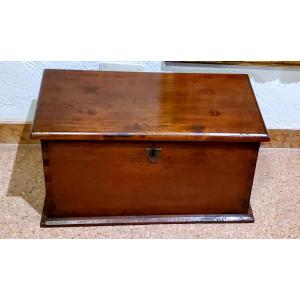 Antica Cassapanca in legno di noce epoca seconda metà 1700 , manifattura Spagnola .