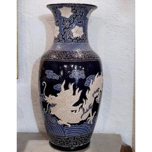 Vaso in ceramica decorata con drago, fondo blu cobalto