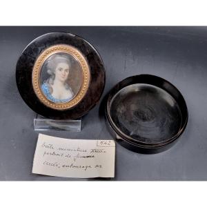 Circular Box Comprising A Miniature Portrait Of A Woman From The 18th Century Two-tone Gold Str