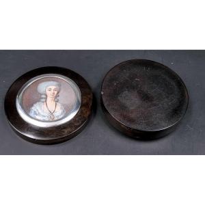 Circular Box Comprising A Miniature Portrait Of A Woman From The 18th Century Silver Strapping
