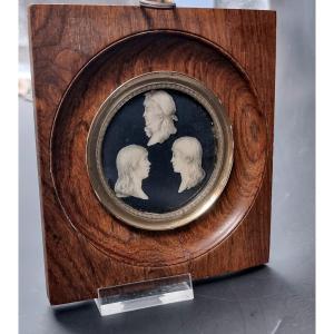 Family Miniature Composed Of Three Profile Portraits In Grisaille On A Black Background, 18th Century