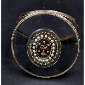 Flat Box Or Case Decorated With A Medallion In Crystal-ceramic, Composed Of An Urn And Pearls