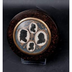 Circular Snuffbox Depicting The Profile Of A Family From The Louis XVI Period