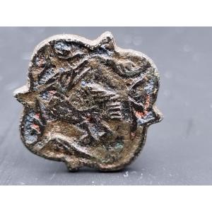 Quadrilobed Riveted Plate Representing A Medieval Fantastic Animal Trace Of Middle Age Enamels