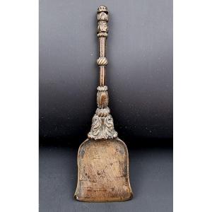 Shovel A Braise Or A Couvot In Bronze XVII E Century Beautiful Decor Of Acanthus Leaves