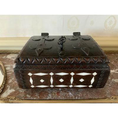 Coffret  En  Chêne  à  Incrustations De  Décors  En  Os