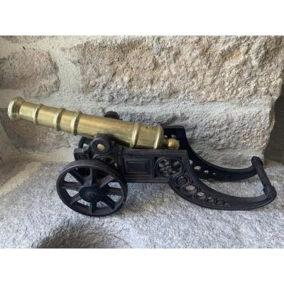 Ancien Canon De Table