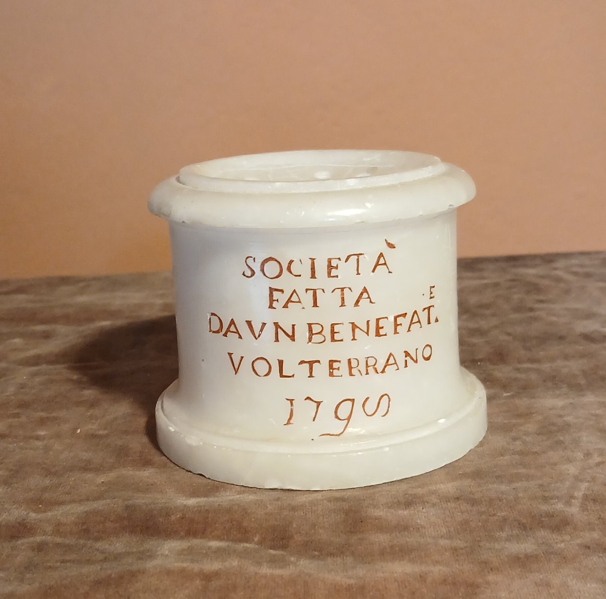 Spargipolvere in alabastro 