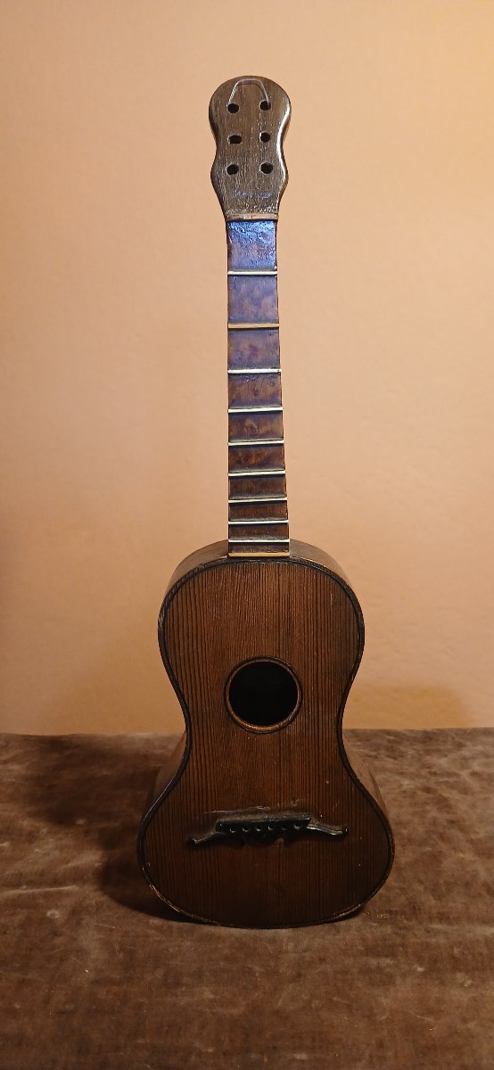 Piccolo modello di chitarra 