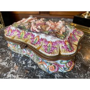 Important Italian Porcelain Box From Capodimonte, Nineteenth Time
