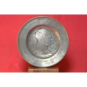Large Plate Or Dish - Engraved Pewter - 17th Century And 19th Ornementations - Coat Of Arms