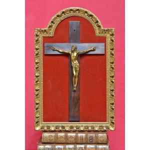 Gilded Bronze Christ - 17th Century - Crucifix In A Gilded Wooden Frame - Religious Sculpture