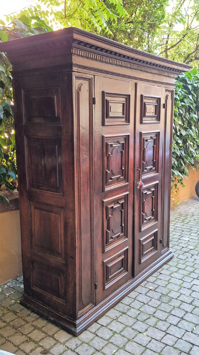 Armadio credenza antico lombardo in noce bugnato del '600-photo-1