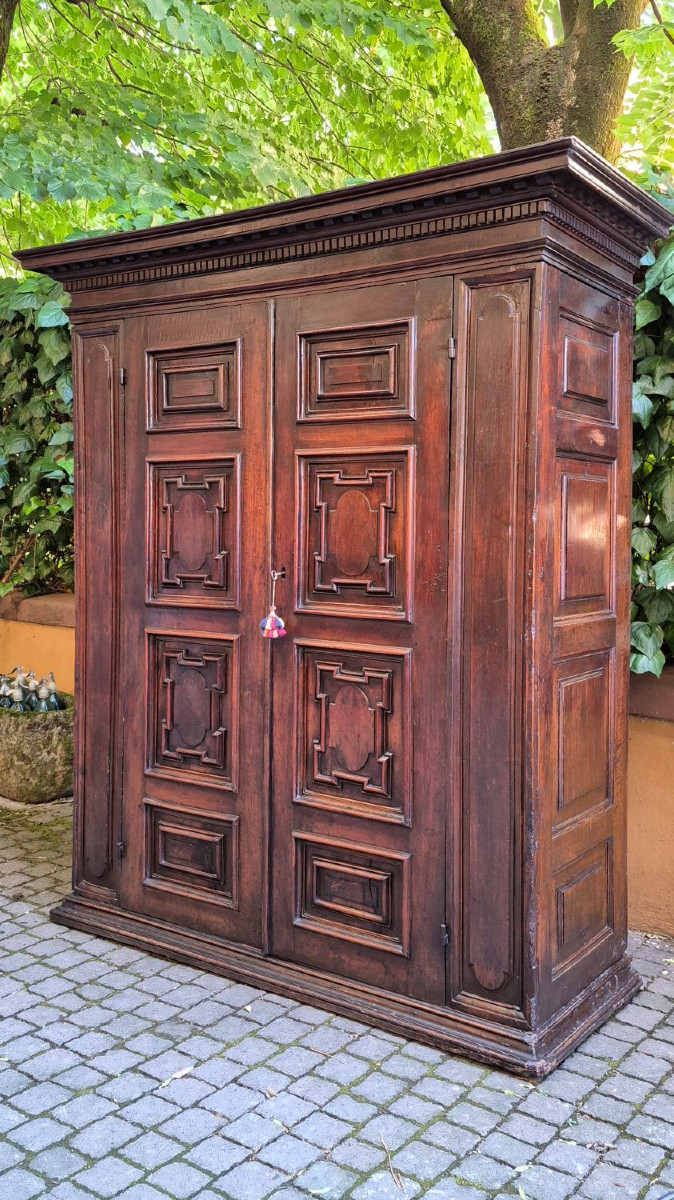 Armadio credenza antico lombardo in noce bugnato del '600