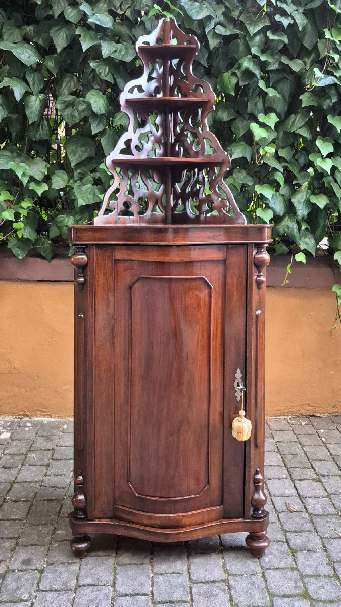 Angoliera cantonale antico bombata in noce con etagere