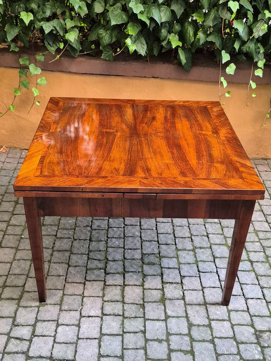 Tavolo antico allungabile a tiro lastronato noce e filetato