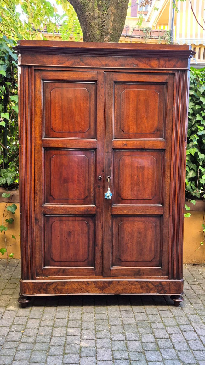 Armadio credenza antico pannellato emiliano in noce