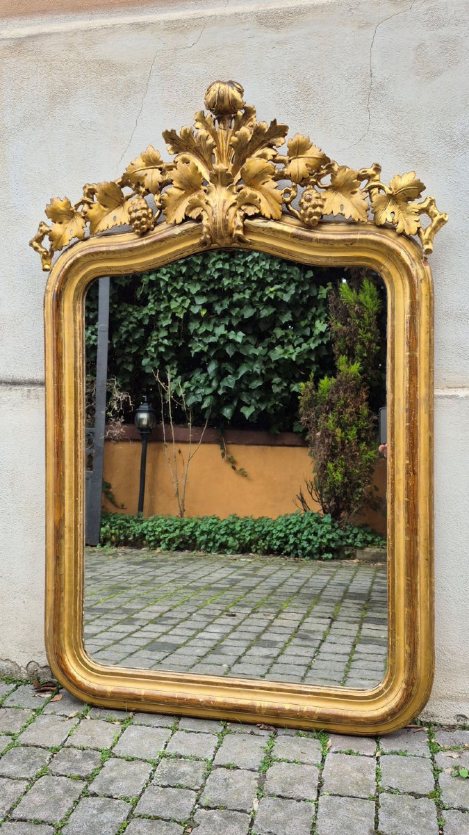 Specchiera antica dorata piemontese con cimasa intagliata